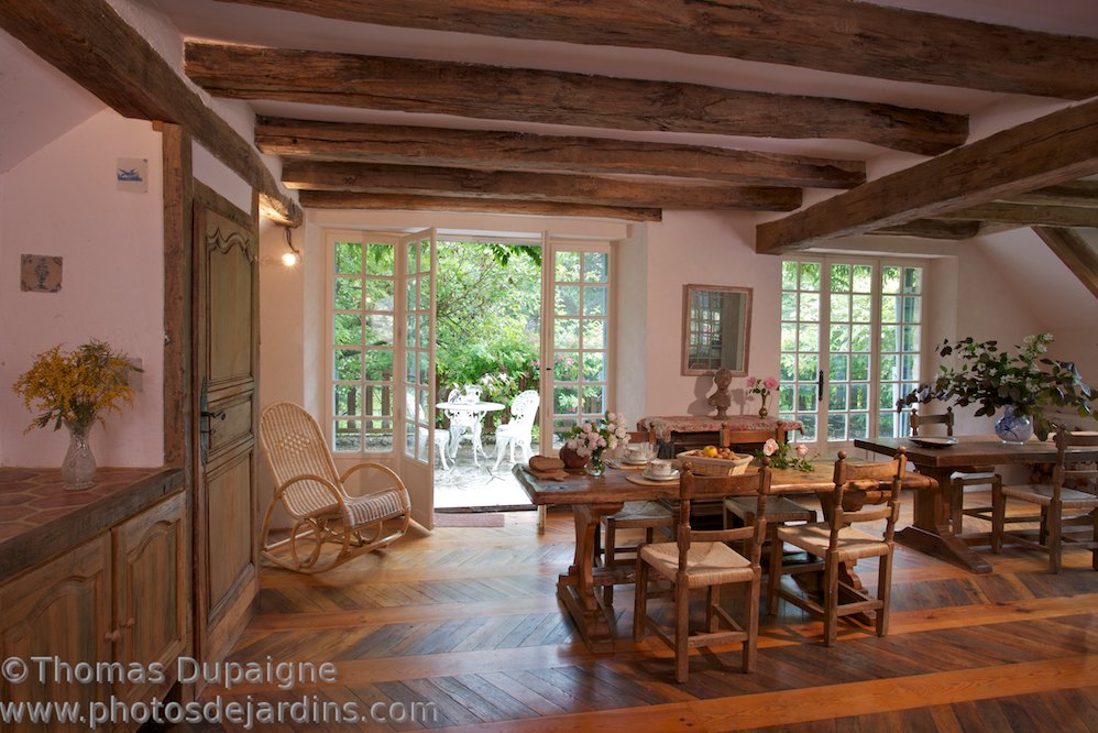 Salle à manger ouverte sur le jardin